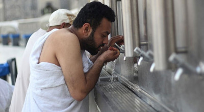 জমজমের পানি কী দাঁড়িয়েই পান করতে হবে?